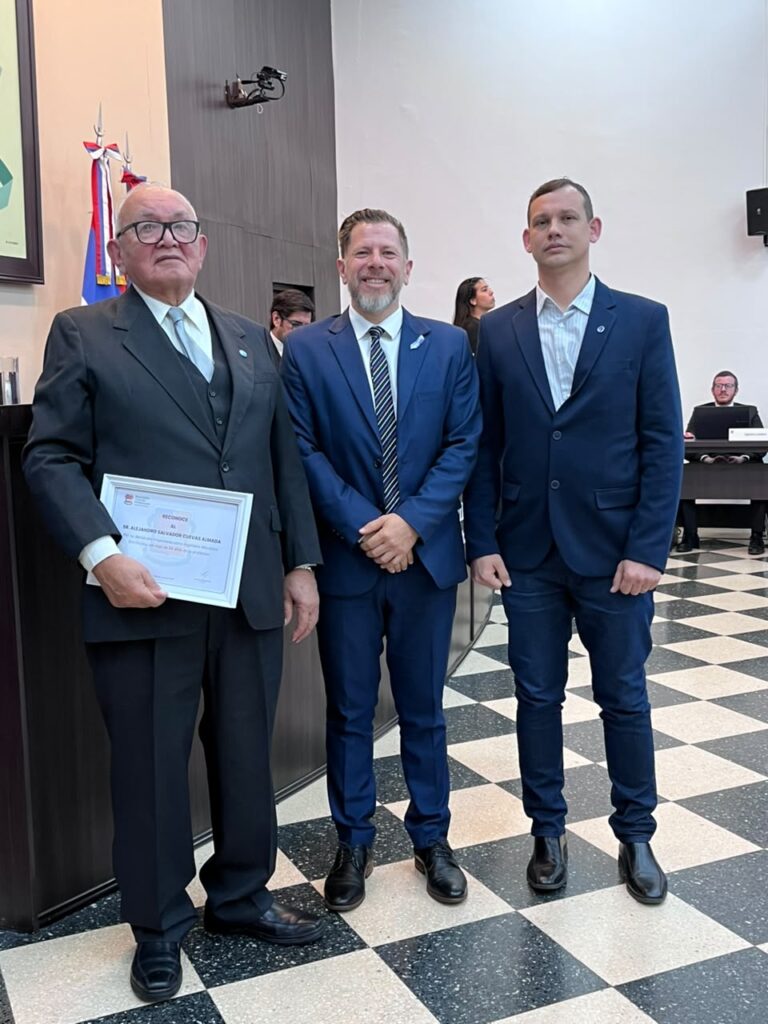 HOMENAJE AL ING. ALEJANDRO CUEVAS POR SU DESTACADA TRAYECTORIA PROFESIONAL
